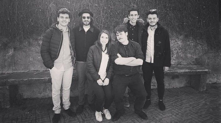 Nella foto, due componenti dei Pinguini Tattici Nucleari con in rappresentanti di istituto Lorenzo Brusco, Ludovica Marino, Jacopo Badino e Alessio Perrone