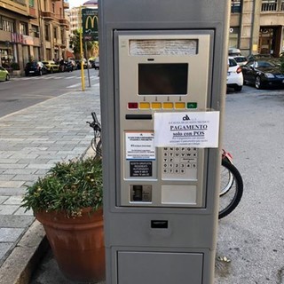 Savona, parcheggi Ata, i parchimetri accettano solo il pagamento con il pos: la rabbia dei cittadini