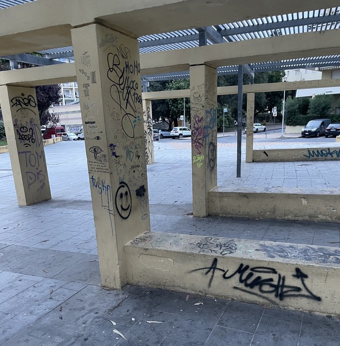 Albenga, FdI: "Piazza Europa vandalizzata dai writers" Albenga, FdI: "Piazza Europa vandalizzata dai writers"