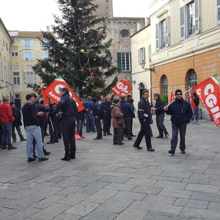 I dipendenti di TPL Linea in protesta a Savona e Albenga: "L'azienda non deve morire"