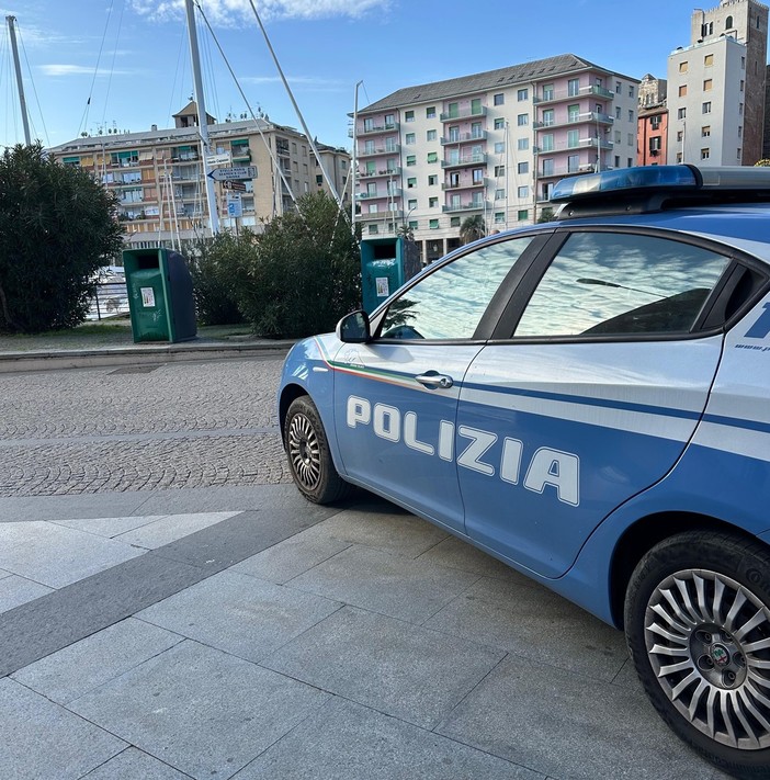 Savona, esibisce documenti falsi: moldavo arrestato dalla Polizia di Frontiera Marittima Savona, esibisce documenti falsi: moldavo arrestato dalla Polizia di Frontiera Marittima