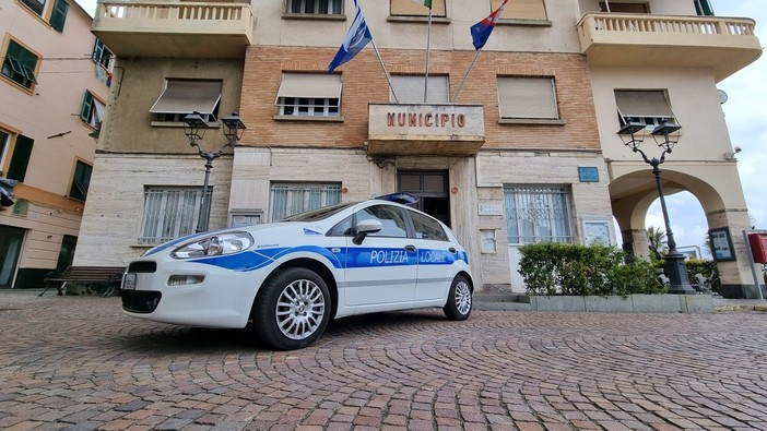 Albissola, lo fermano per un controllo e scoprono che ha una patente falsa polacca: denunciato dalla polizia locale Albissola, lo fermano per un controllo e scoprono che ha una patente falsa polacca: denunciato dalla polizia locale