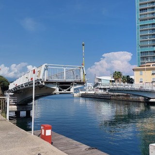 Chiusura del ponte della Darsena, dito puntato contro Autorità Portuale: "Allucinante, penalizza tutti questa cosa" Chiusura del ponte della Darsena, dito puntato contro Autorità Portuale: "Allucinante, penalizza tutti questa cosa"