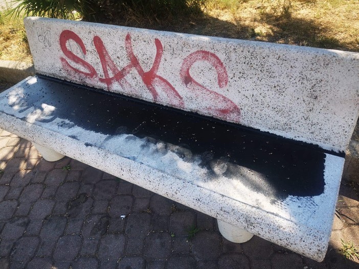 Albenga, le panchine in marmo di piazza Olimpia ricoperte di olio motore bruciato (FOTO)