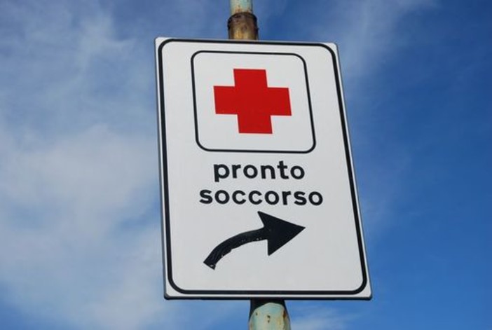 Pronto Soccorso pediatrico a Savona: uomo orina contro il muro