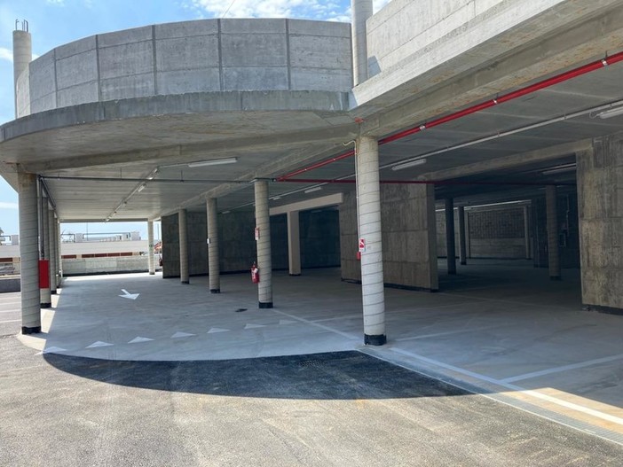 Alassio, al piano interrato del parcheggio di via Pera scatta la sosta gratuita massima di 6 ore Alassio, al piano interrato del parcheggio di via Pera scatta la sosta gratuita massima di 6 ore