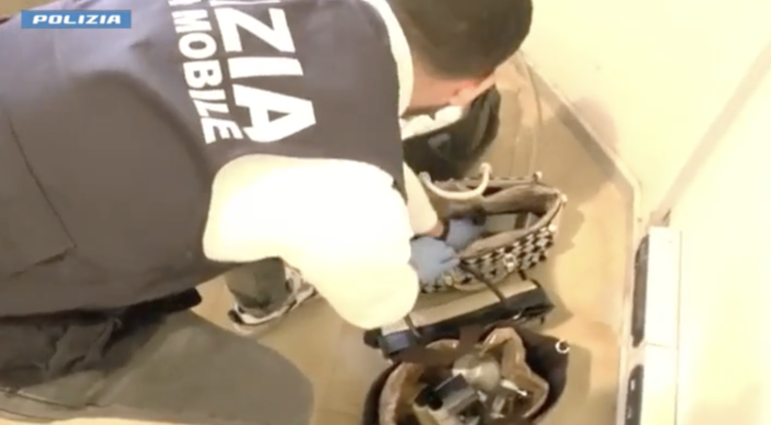 Savona, furto da 9mila euro in profumeria: tre donne arrestate