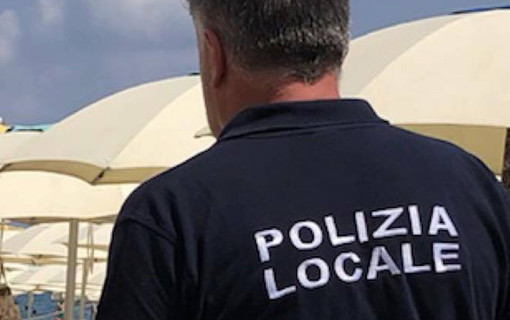 Commercio abusivo: la polizia locale confisca merce contraffatta a Varazze