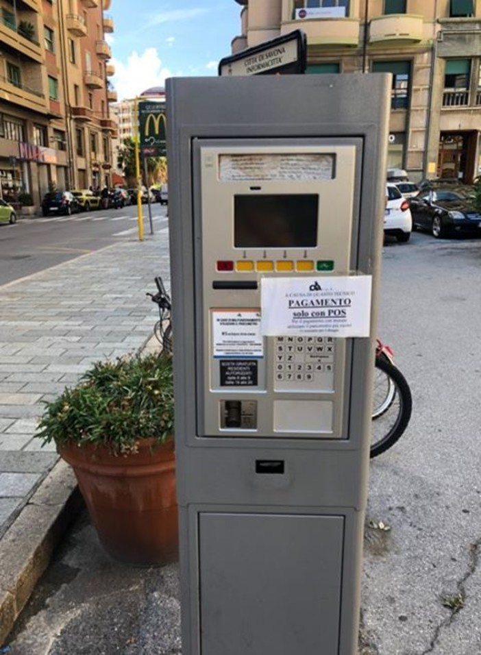 Savona, parcheggi Ata, i parchimetri accettano solo il pagamento con il pos: la rabbia dei cittadini