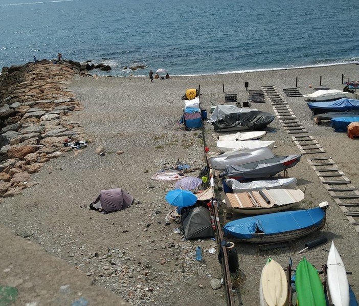 Accampamenti abusivi sulle spiagge, tende sotto il Priamar e momenti di tensione ai Piani di Celle