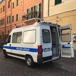 Finale Ligure: violenza sessuale e minacce, 29enne aggredisce con coltello anche gli agenti della Polizia Locale