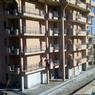 Albenga, occupazione abusiva delle palazzine di via Carloforte. Cittadini Stanchi e CISA: "Chiesto un tavolo sulla sicurezza al più presto"