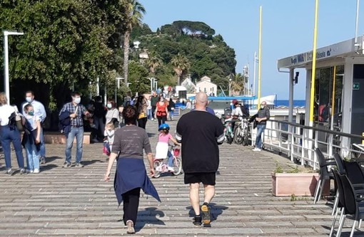 Albisola, il sindaco firma una nuova ordinanza: sì al bagno in mare e alla passeggiata in spiaggia, vietato lo stazionamento Albisola, il sindaco firma una nuova ordinanza: sì al bagno in mare e alla passeggiata in spiaggia, vietato lo stazionamento