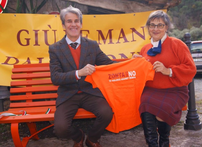 Ortovero inaugura la panchina arancione per “Un futuro senza violenza di genere” Ortovero inaugura la panchina arancione per “Un futuro senza violenza di genere”