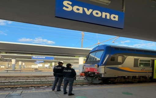 Senza biglietto, inveisce contro il capotreno e colpisce due agenti della Polfer: arrestato