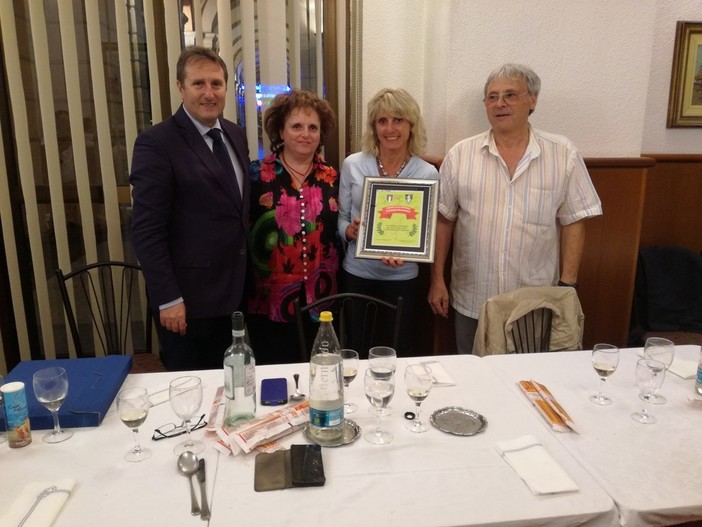 Si allega foto della premiazione di Stefania Belmondo con da sinistra Roberto Pizzorno presidente UNVS sezione Roggero di Savona e Delegato Provinciale Coni Savona, Laura Sicco consigliera UNVS sezione Roggero di Savona, Stefania Belmondo, Floriano Premoselli vice presidente UNVS sezione Roggero di Savona. Si allega foto della premiazione di Linda Cerruti e Costanza Ferro con da sinistra Floriano Premoselli vice presidente UNVS sezione Roggero di Savona, Roberto Pizzorno presidente UNVS sezione Roggero di Savona e Delegato Provinciale Coni Savona, Costanza ferro, Linda Cerruti, Ambrogio zaro consigliere UNVS sezione Roggero di Savona e delegato provinciale FIN Savona