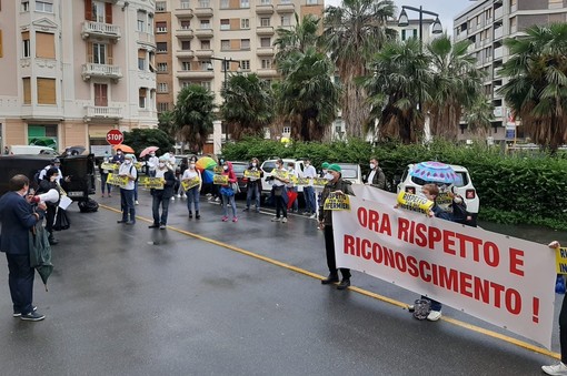 Savona, flashmob degli infermieri davanti alla Prefettura: "Ci hanno chiamato eroi ma vogliamo rispetto e riconoscimento"