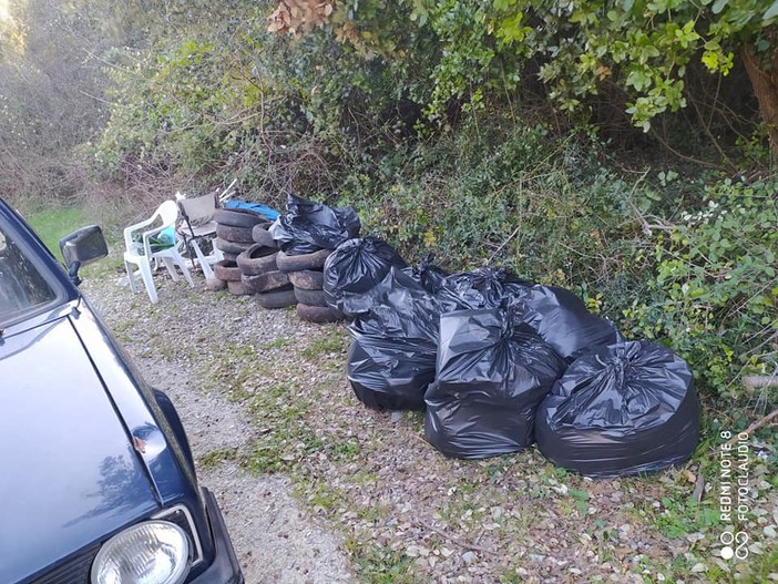 Noli, ripuliti i sentieri ed i boschi tra la cava di Voze e l'Andrazza: "Comportamenti incivili che causano danni all'ambiente"