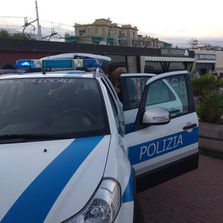 Tampona un bus e ne ferisce il conducente: “pirata della strada” individuata delle polizie locali di Loano e Finale