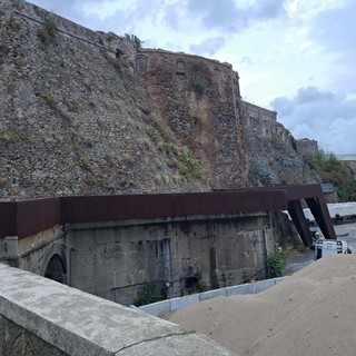 Savona, passerella del Priamar, ancora chiusa: via libera al progetto per realizzare una pensilina anti-massi