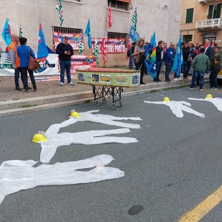 No alle morti sul lavoro, presidio dei sindacati davanti alla Prefettura (FOTO e VIDEO)