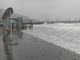 Alassio, il mare lambisce la costa. Assessore Giannotta: "Stiamo monitorando la situazione"