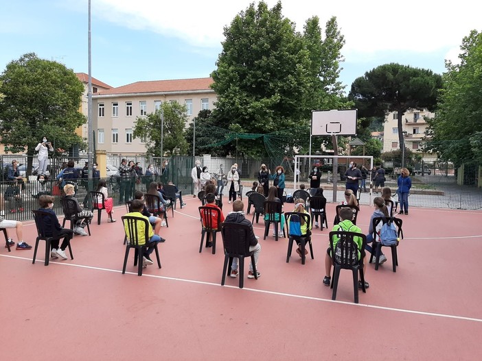 Quiliano, l'ultimo giorno di scuola nel campetto rosso: i 24 alunni della quinta salutano le elementari (FOTO e VIDEO)