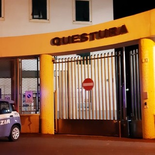 "Un mondo senza violenza". Anche la Questura di Savona si tinge di arancione