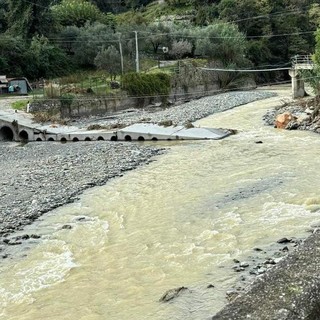 Quiliano, spazzata via una parte del ponte provvisorio di via Tecci. Il sindaco: "Bisogna trovare una soluzione"