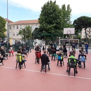 Quiliano, l'ultimo giorno di scuola nel campetto rosso: i 24 alunni della quinta salutano le elementari (FOTO e VIDEO)