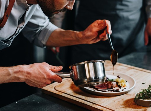 Doppio turno a tavola anche nei ristoranti del Savonese, tra nuove abitudini e modelli importati dall’estero