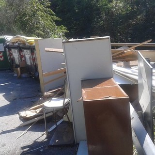 Varazze, continua l'abbandono di rifiuti ingombranti nella frazione di Pero