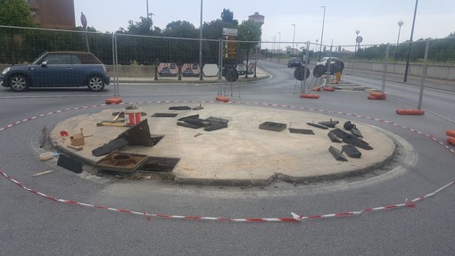 Albenga: proseguono i lavori di miglioramento della rotonda su Viale Martiri della Foce