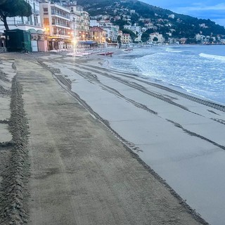 Alassio, all'opera i mezzi per il ripascimento delle spiagge: entro luglio la fine lavori Alassio, all'opera i mezzi per il ripascimento delle spiagge: entro luglio la fine lavori