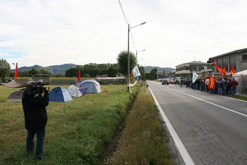 Il presidio davanti alla Riva acciaio
