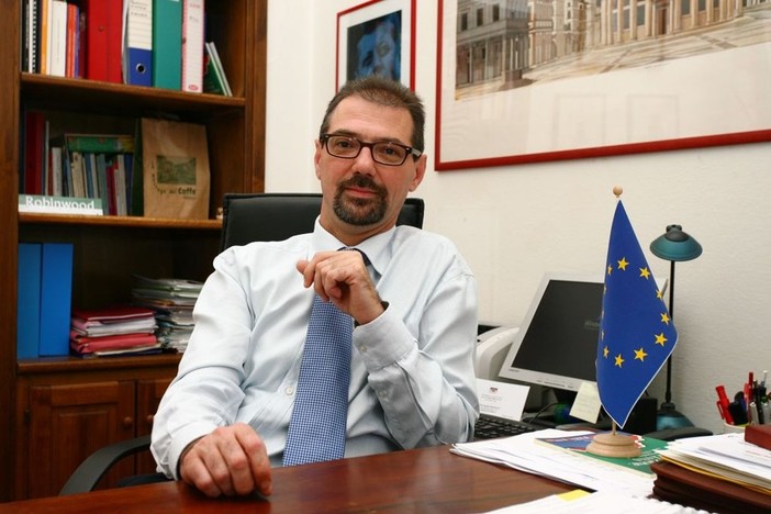 Luigi De Vincenzi si dimette dal Consiglio regionale: al suo posto subentra Mauro Righello