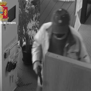 Savona, domani l'interrogatorio del rapinatore della Carisa di corso Vittorio Veneto