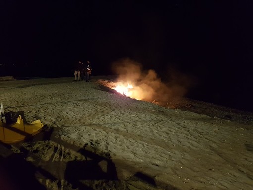 Legname a fuoco sulle spiagge, numerosi gli interventi dei Vigili del Fuoco