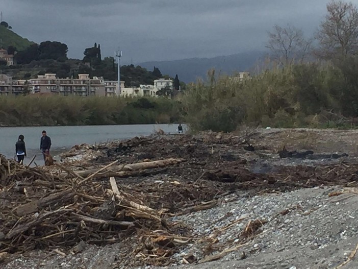 Albenga: legno e rifiuti alla foce del fiume Centa, ancora roghi durante la giornata di ieri