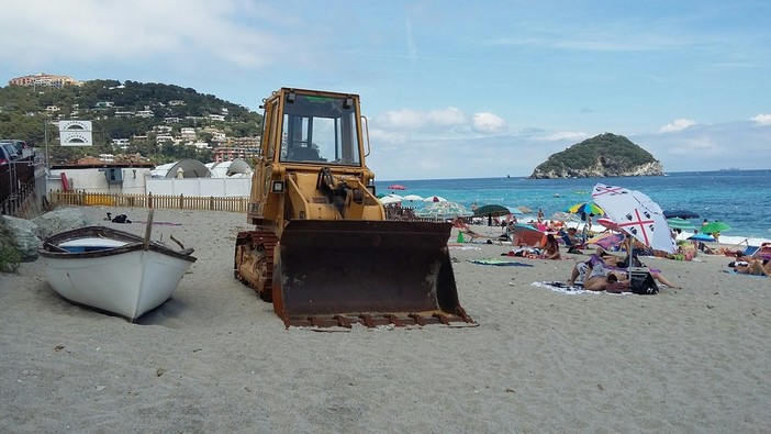 Spotorno: ruspa abbandonata in spiaggia la segnalazione di un cittadino