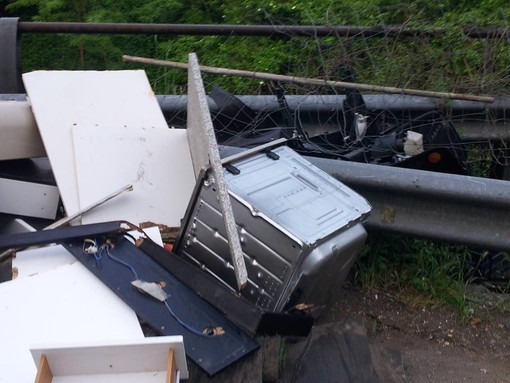 Varazze, rifiuti abbandonati vicino alla cartiera e in località Faje