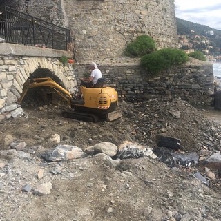 Alassio, cominciati i lavori alla foce del rio Palmero e in piazza Quartino