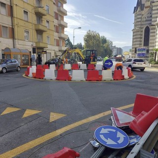 Tir incastrato nella rotonda di Zinola. Assessore Parodi: "Manovra assurda che non si poteva fare"
