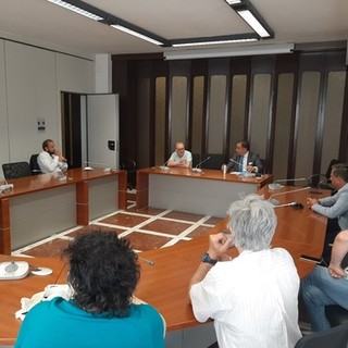 Ato unico dei rifiuti, riunione tra Provincia, sindaci Savona e Vado e sindacati. Olivieri: "Lavoratori ex Ata entreranno in Sat"
