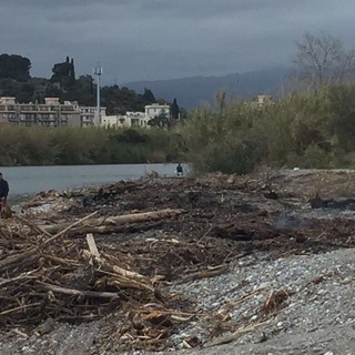 Albenga: legno e rifiuti alla foce del fiume Centa, ancora roghi durante la giornata di ieri