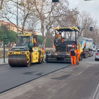 Rifacimento asfalti a Savona, primi disagi in corso Ricci: movieri al lavoro (FOTO)