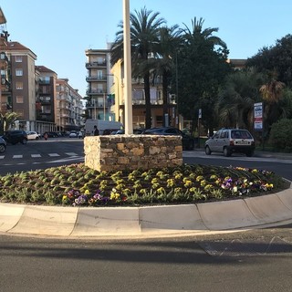 Albenga, concluso il restyling della rotonda tra via Papa Giovanni e via Veneto