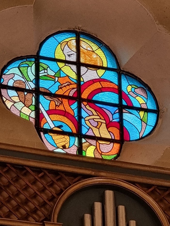 Varazze, la chiesa di San Donato risplende di nuova luce grazie ad una vetrata policroma