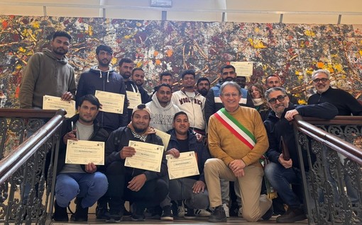 Cairo, i ragazzi della Cooperativa Ninfea ripuliscono la scuola elementare dopo l’alluvione: l’amministrazione Lambertini li ringrazia