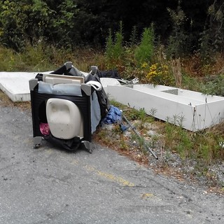 Rifiuti abbandonati lungo la strada del "Colle di Cadibona" (FOTO)